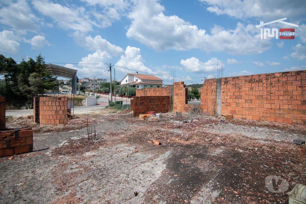 Terrenos Ourém - Fotos para Ourem-Terreno com Moradia Iniciada a poucos Km Ourém (1-T-000401)