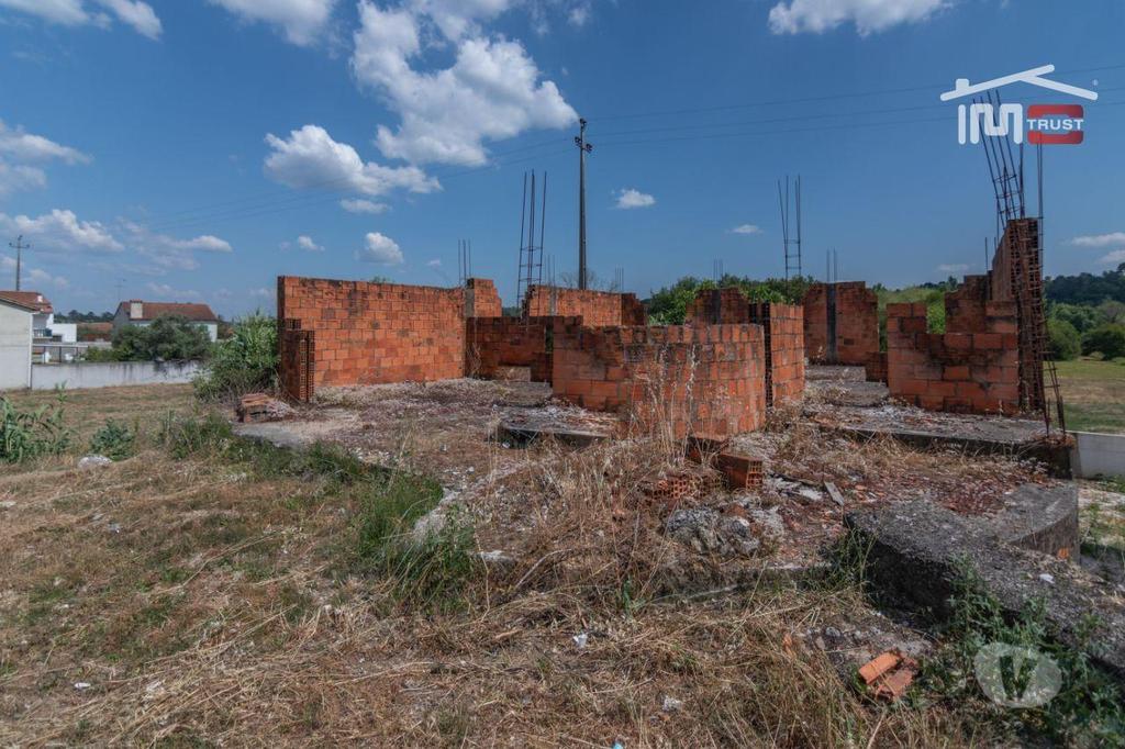 Terrenos Ourém - Fotos para Ourem-Terreno com Moradia Iniciada a poucos Km Ourém (1-T-000401)