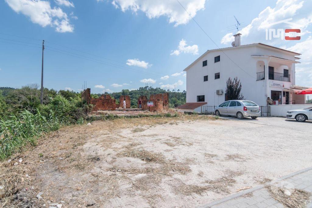 Terrenos Ourém - Fotos para Ourem-Terreno com Moradia Iniciada a poucos Km Ourém (1-T-000401)