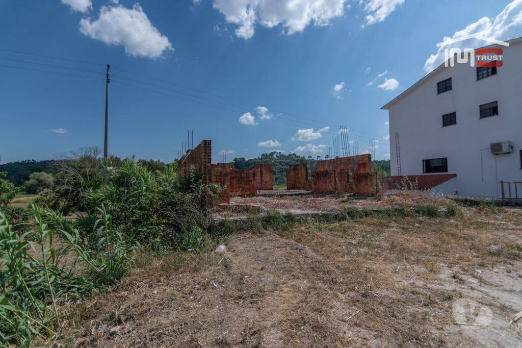 Terrenos Ourém - Fotos para Ourem-Terreno com Moradia Iniciada a poucos Km Ourém (1-T-000401)