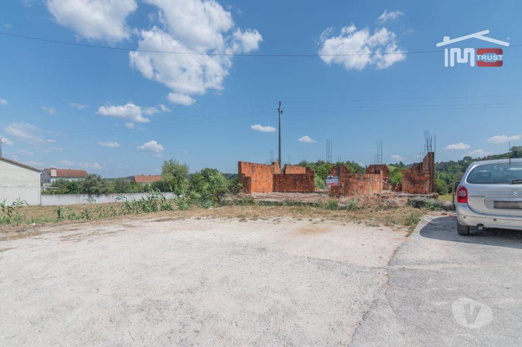 Terrenos Ourém - Fotos para Ourem-Terreno com Moradia Iniciada a poucos Km Ourém (1-T-000401)