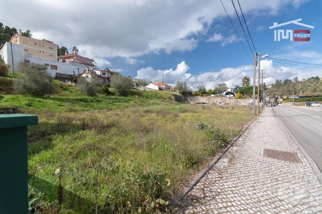Terrenos Ourém - Fotos para Ourem-Terreno Urbano em zona privilegiada de Ourém, (1-T-000438)
