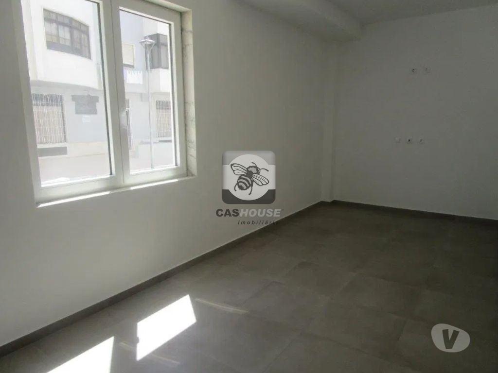 Comprar Loja Oeiras - Fotos para Loja a Estrear em Queijas - 2 Pisos