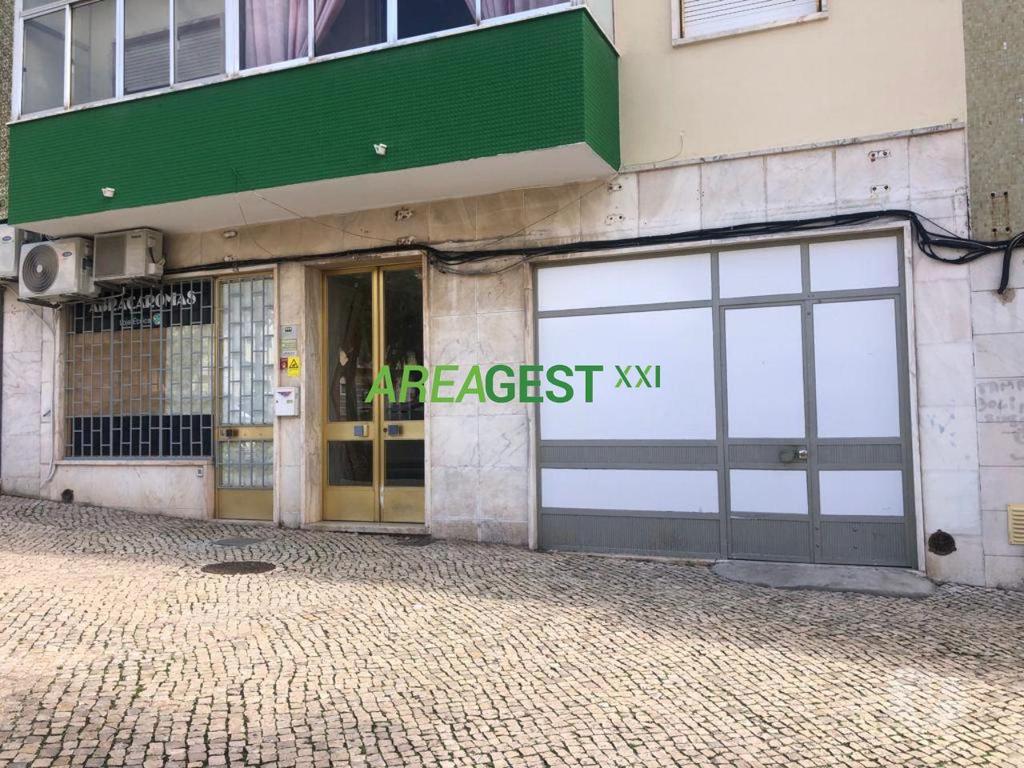 Comprar Loja Amadora - Fotos para Loja Armazém para venda com rendimento, na Falagueira-Amadora