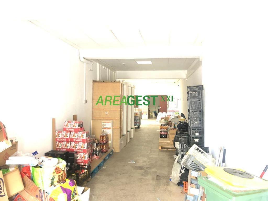 Comprar Loja Amadora - Fotos para Loja Armazém para venda com rendimento, na Falagueira-Amadora
