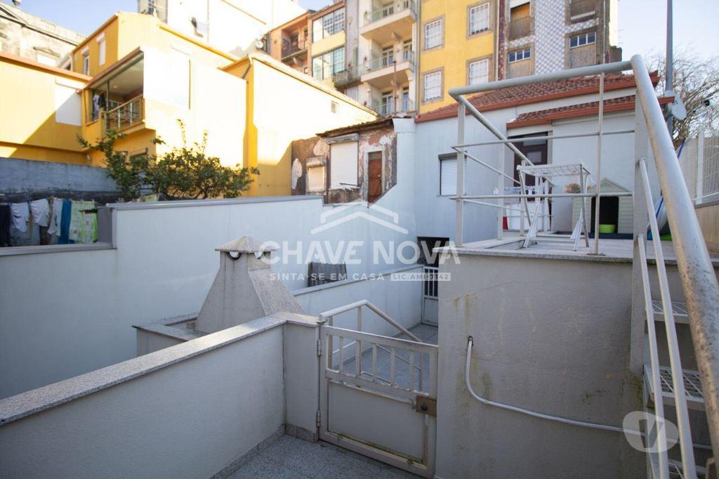 Comprar Loja Porto - Fotos para Prédio Habitacional em Zona Histórica do Porto (Virtudes)