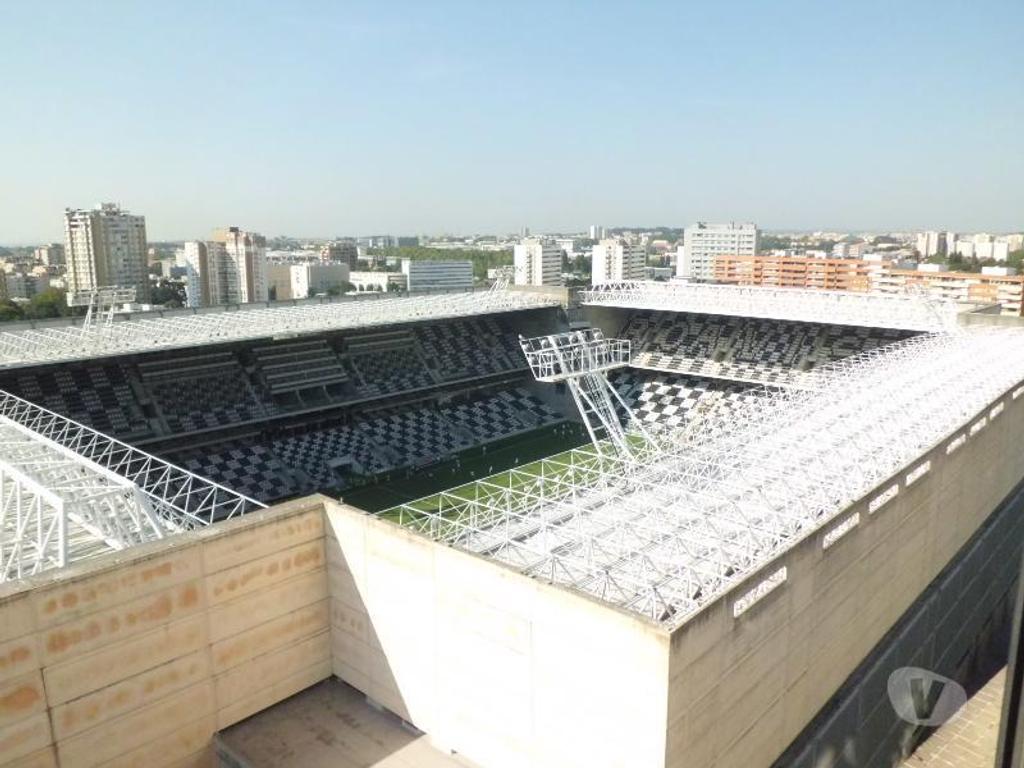 Aluguer Loja Porto - Fotos para Sala com WC e Cozinha equipada, junto Av. Boavista, estádio...