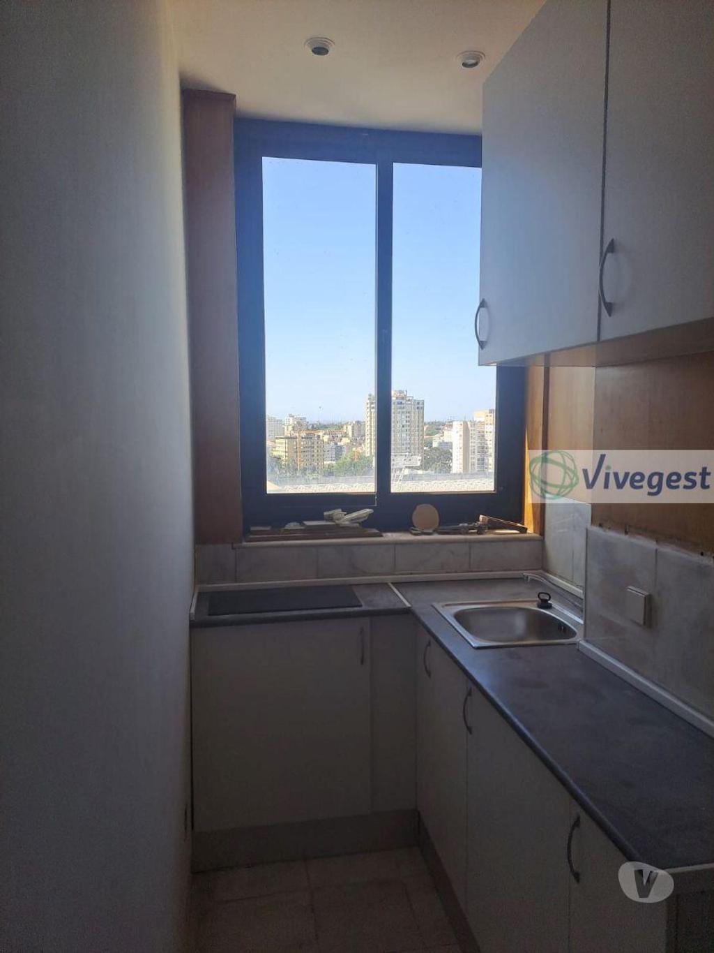Aluguer Loja Porto - Fotos para Sala com WC e Cozinha equipada, junto Av. Boavista, estádio...