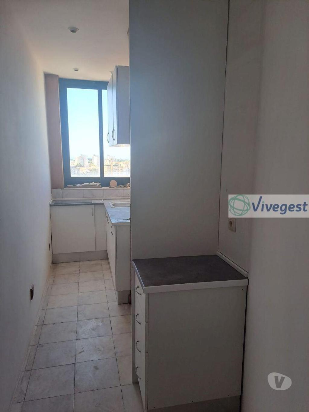 Aluguer Loja Porto - Fotos para Sala com WC e Cozinha equipada, junto Av. Boavista, estádio...