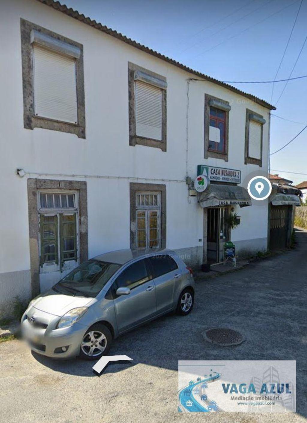 Apartamentos a venda Gondomar - Fotos para Casa de Gaveto para recuperar com Anexos e Quintal em S. Cosme -