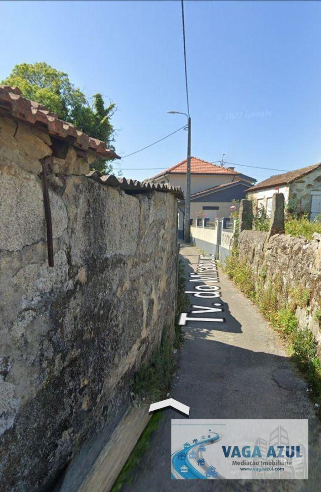 Apartamentos a venda Gondomar - Fotos para Casa de Gaveto para recuperar com Anexos e Quintal em S. Cosme -
