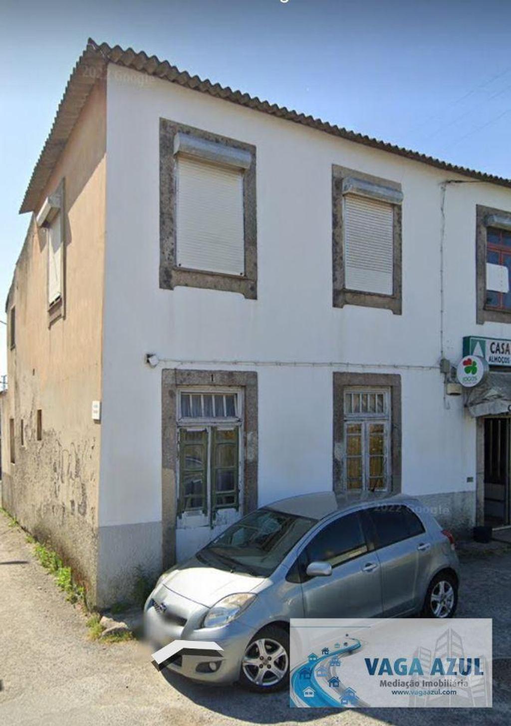 Apartamentos a venda Gondomar - Fotos para Casa de Gaveto para recuperar com Anexos e Quintal em S. Cosme -