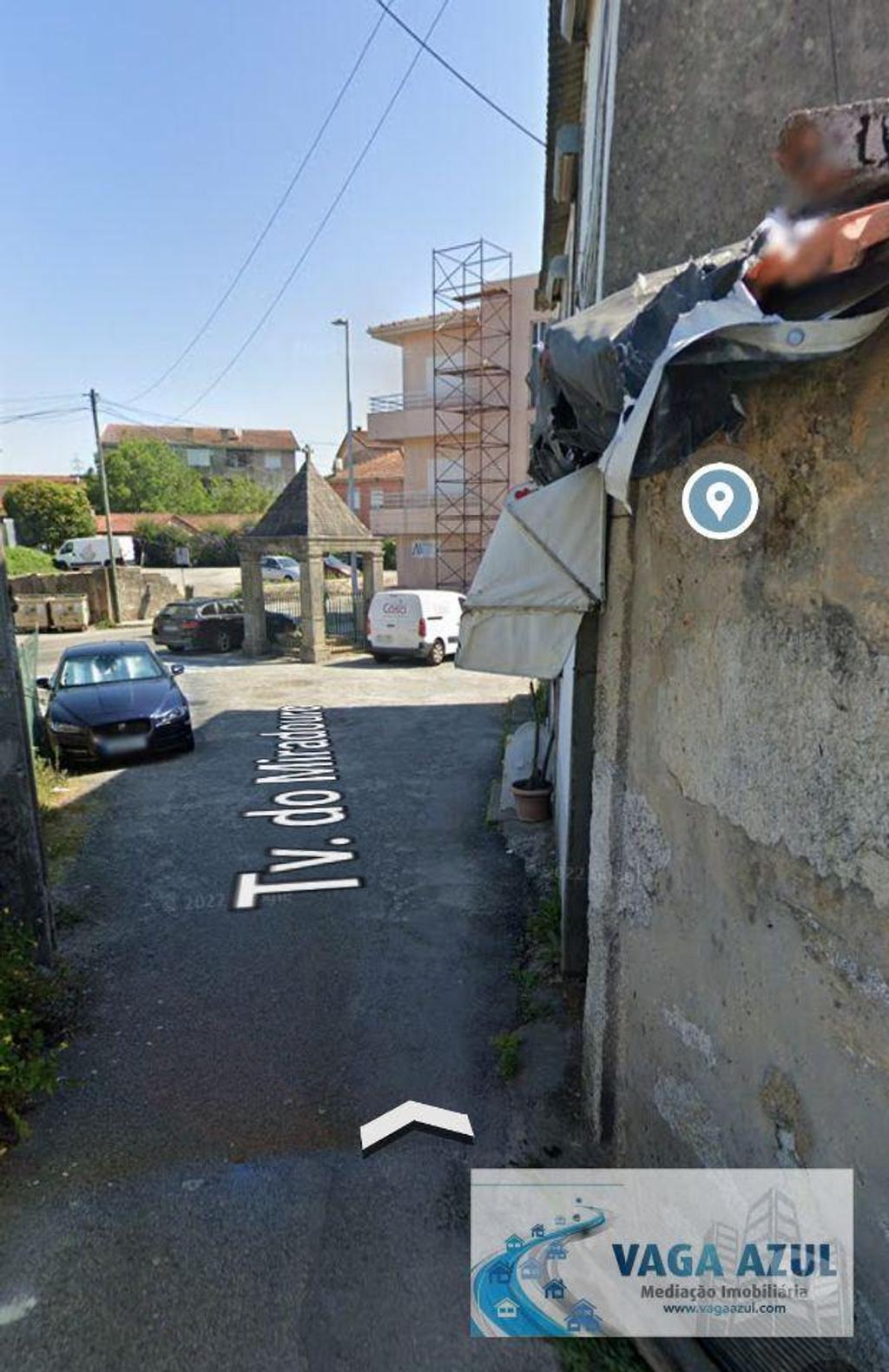 Apartamentos a venda Gondomar - Fotos para Casa de Gaveto para recuperar com Anexos e Quintal em S. Cosme -