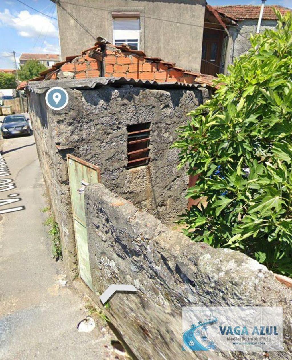 Apartamentos a venda Gondomar - Fotos para Casa de Gaveto para recuperar com Anexos e Quintal em S. Cosme -