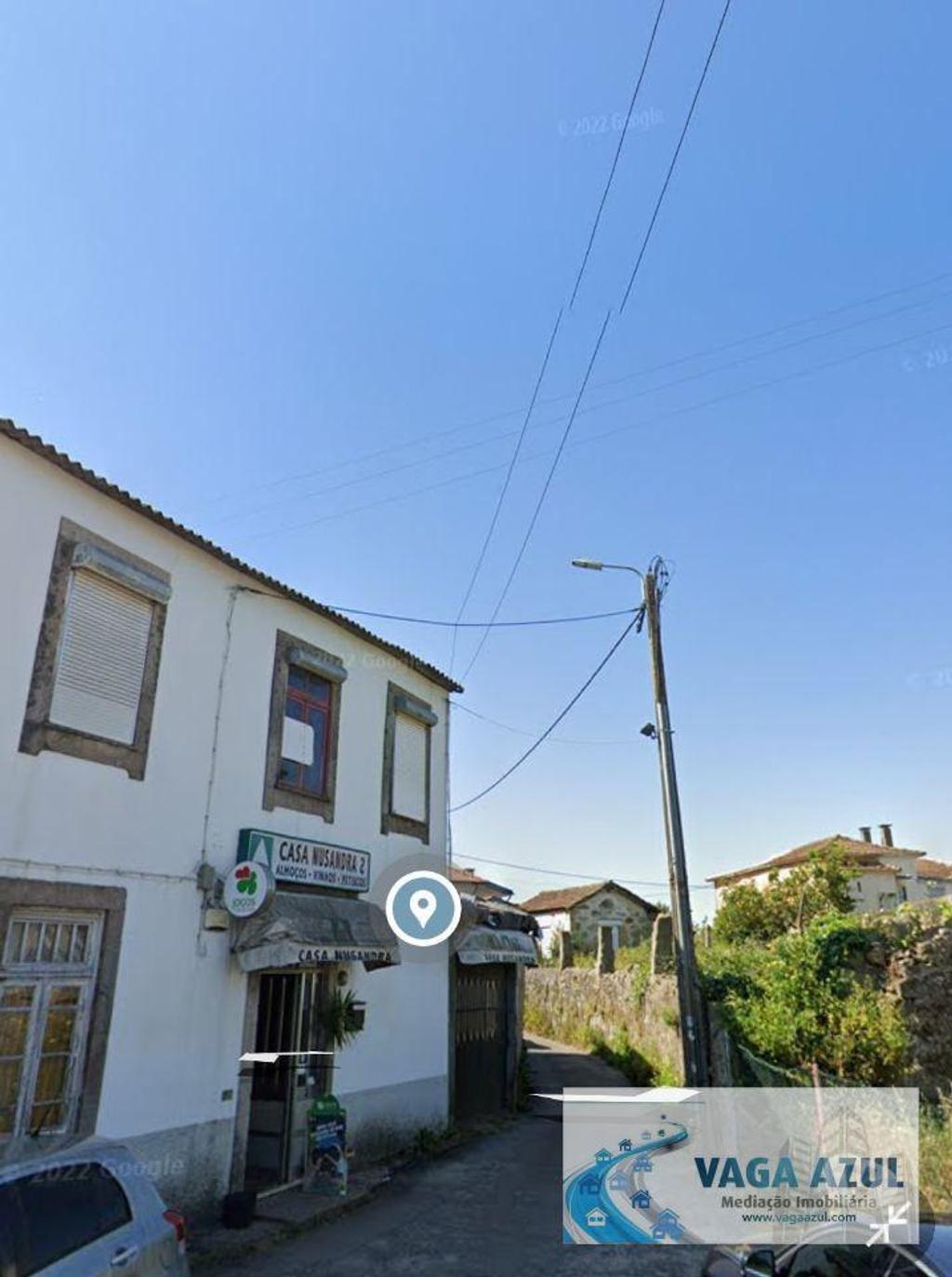 Apartamentos a venda Gondomar - Fotos para Casa de Gaveto para recuperar com Anexos e Quintal em S. Cosme -