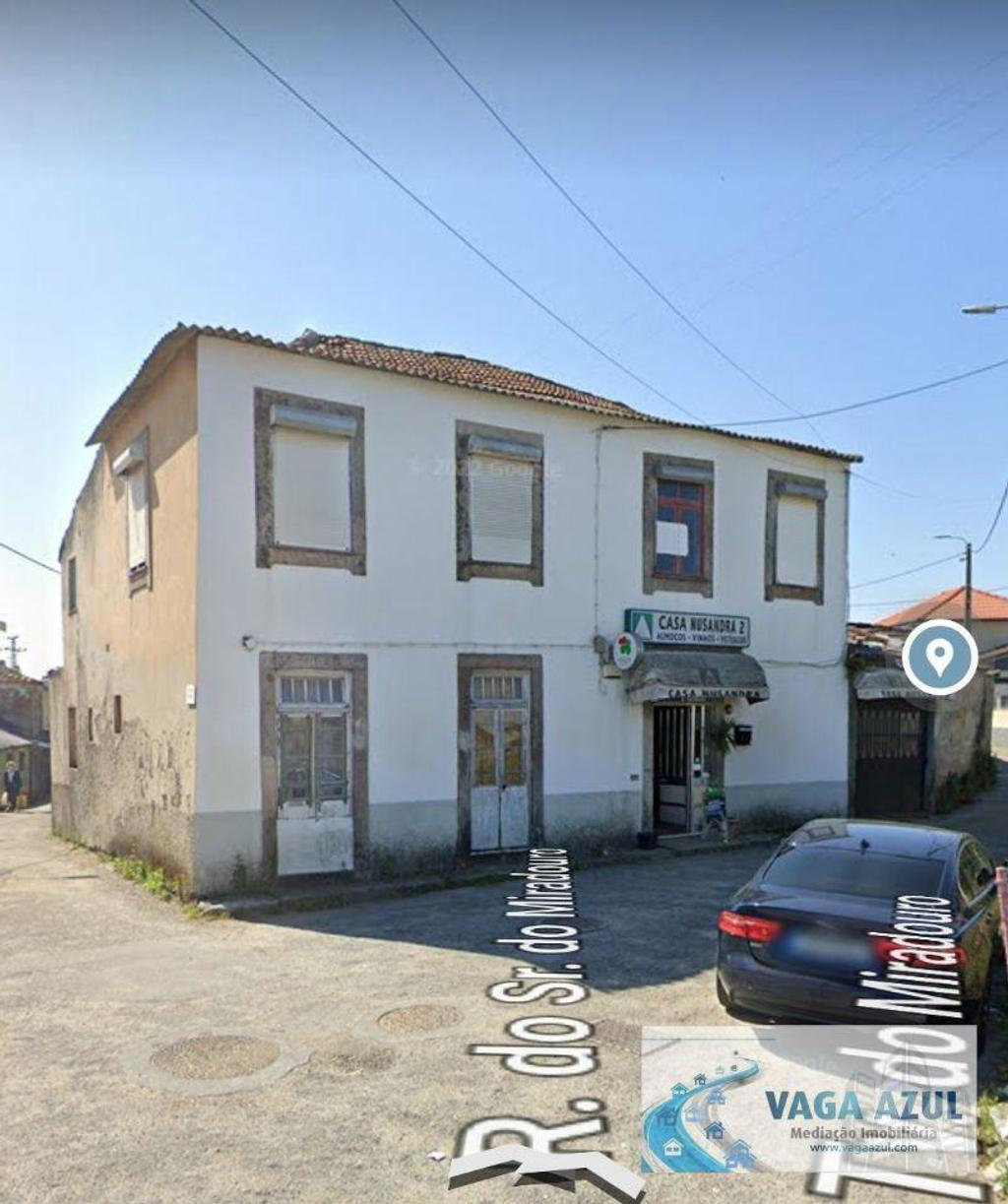 Apartamentos a venda Gondomar - Fotos para Casa de Gaveto para recuperar com Anexos e Quintal em S. Cosme -