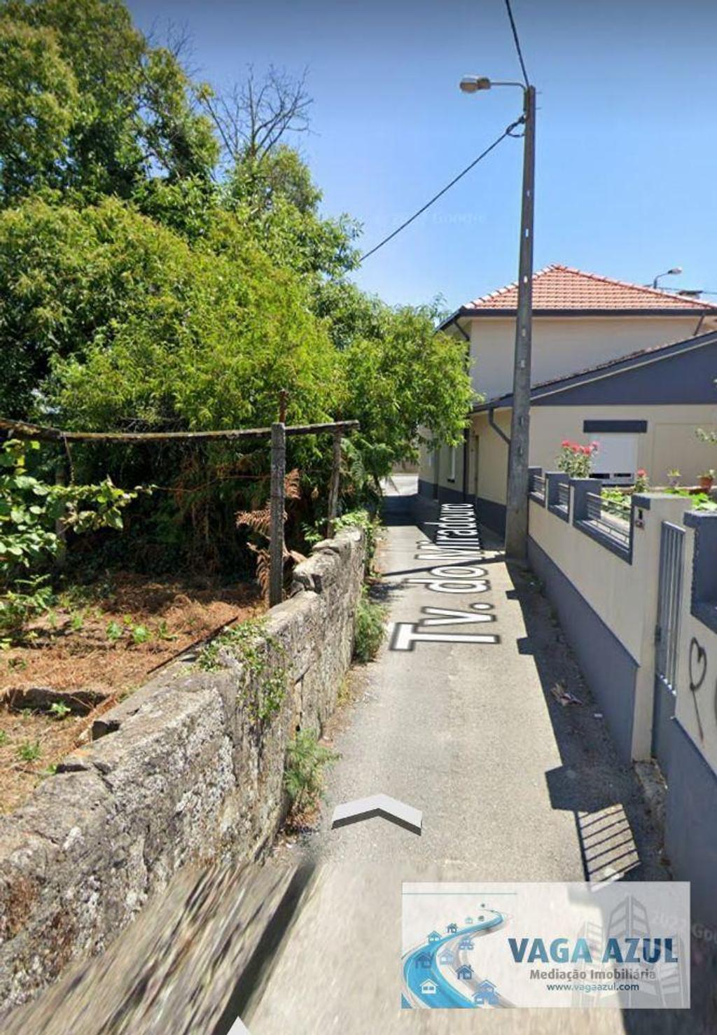 Apartamentos a venda Gondomar - Fotos para Casa de Gaveto para recuperar com Anexos e Quintal em S. Cosme -