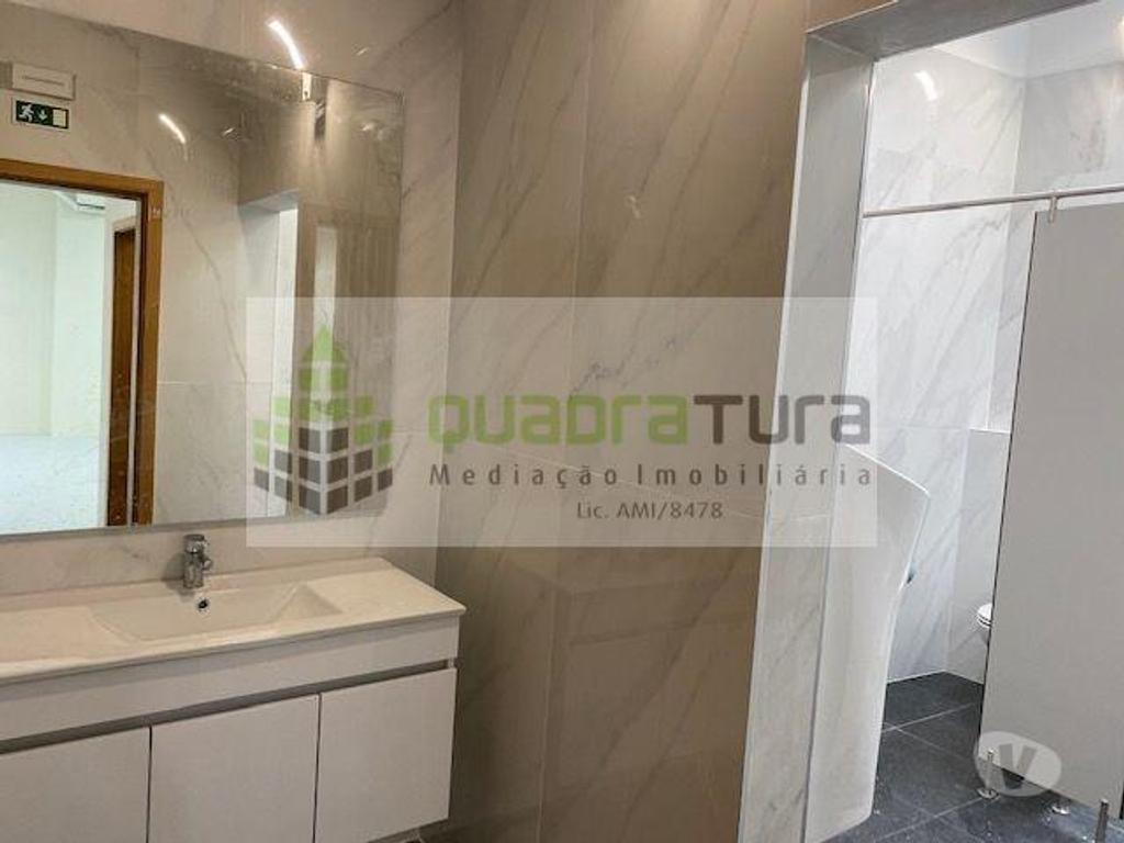 Comprar Loja Porto - Fotos para LOJA C 410m2 num só piso (Rés-do-chão) Rua da Constituição...