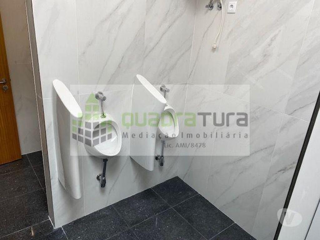 Comprar Loja Porto - Fotos para LOJA C 410m2 num só piso (Rés-do-chão) Rua da Constituição...