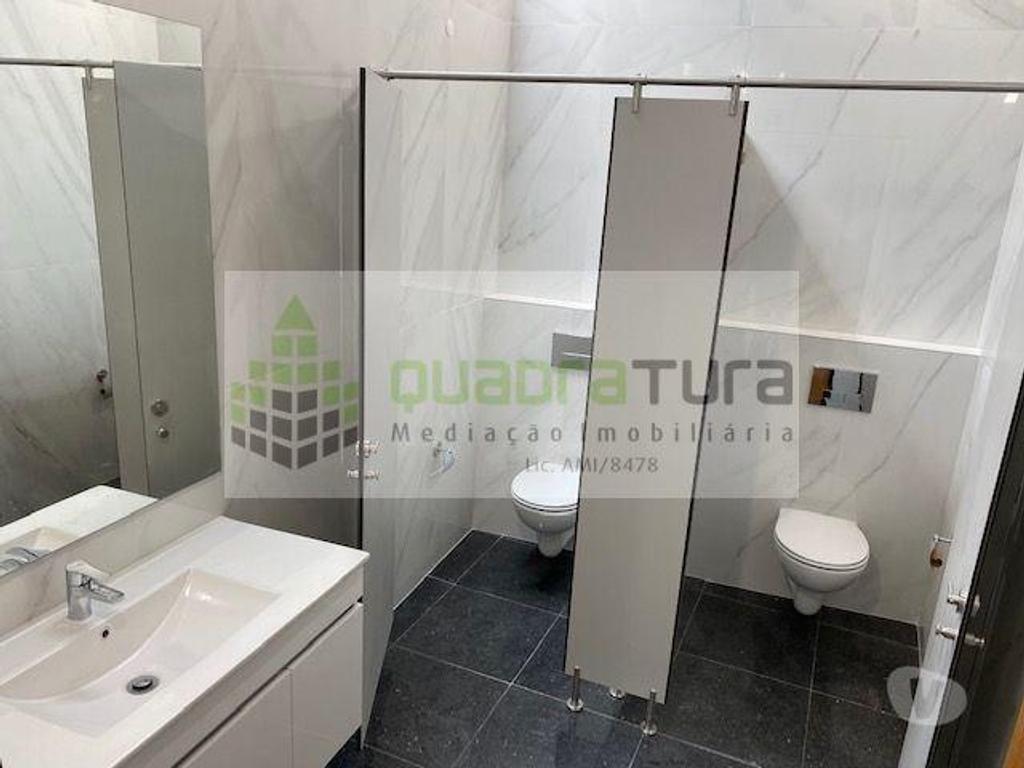 Comprar Loja Porto - Fotos para LOJA C 410m2 num só piso (Rés-do-chão) Rua da Constituição...