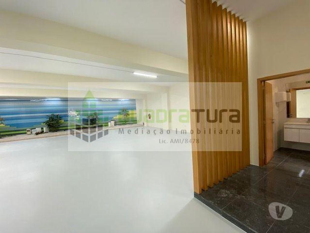 Comprar Loja Porto - Fotos para LOJA C 410m2 num só piso (Rés-do-chão) Rua da Constituição...