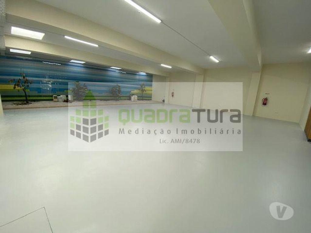 Comprar Loja Porto - Fotos para LOJA C 410m2 num só piso (Rés-do-chão) Rua da Constituição...
