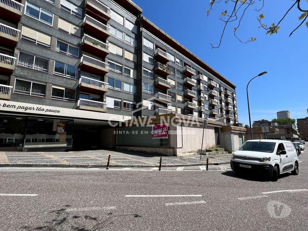 Comprar Loja Porto - Fotos para Estabelecimento Comercial de 4 frentes com 2 pisos e 3 casas...