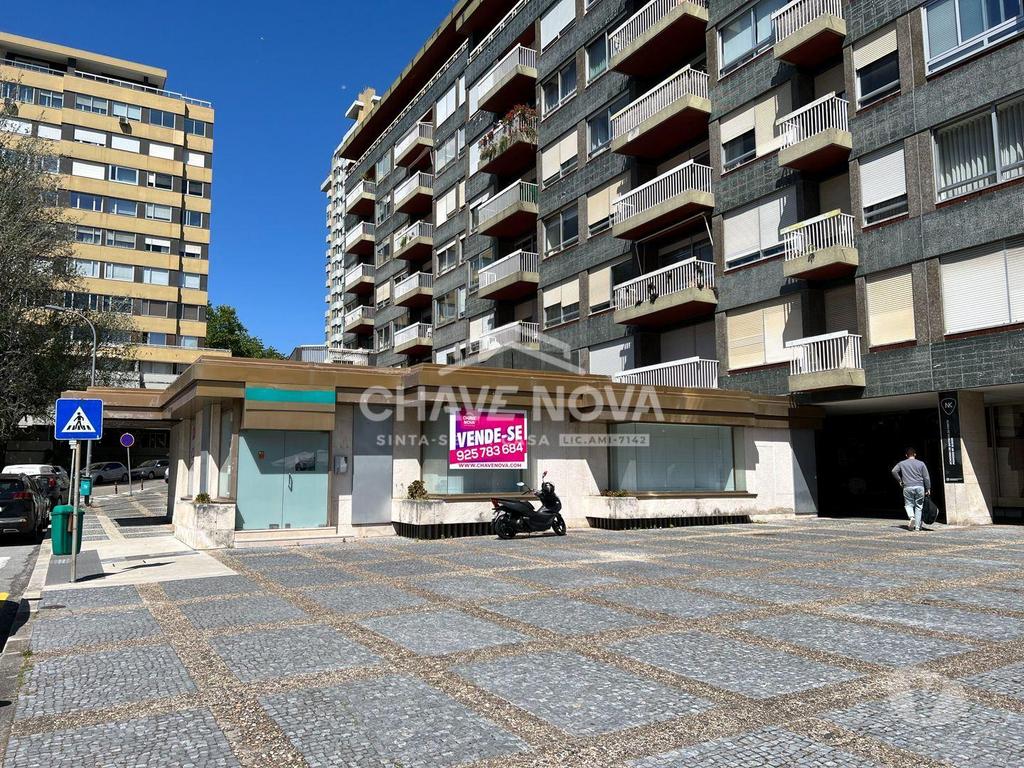 Comprar Loja Porto - Fotos para Estabelecimento Comercial de 4 frentes com 2 pisos e 3 casas...