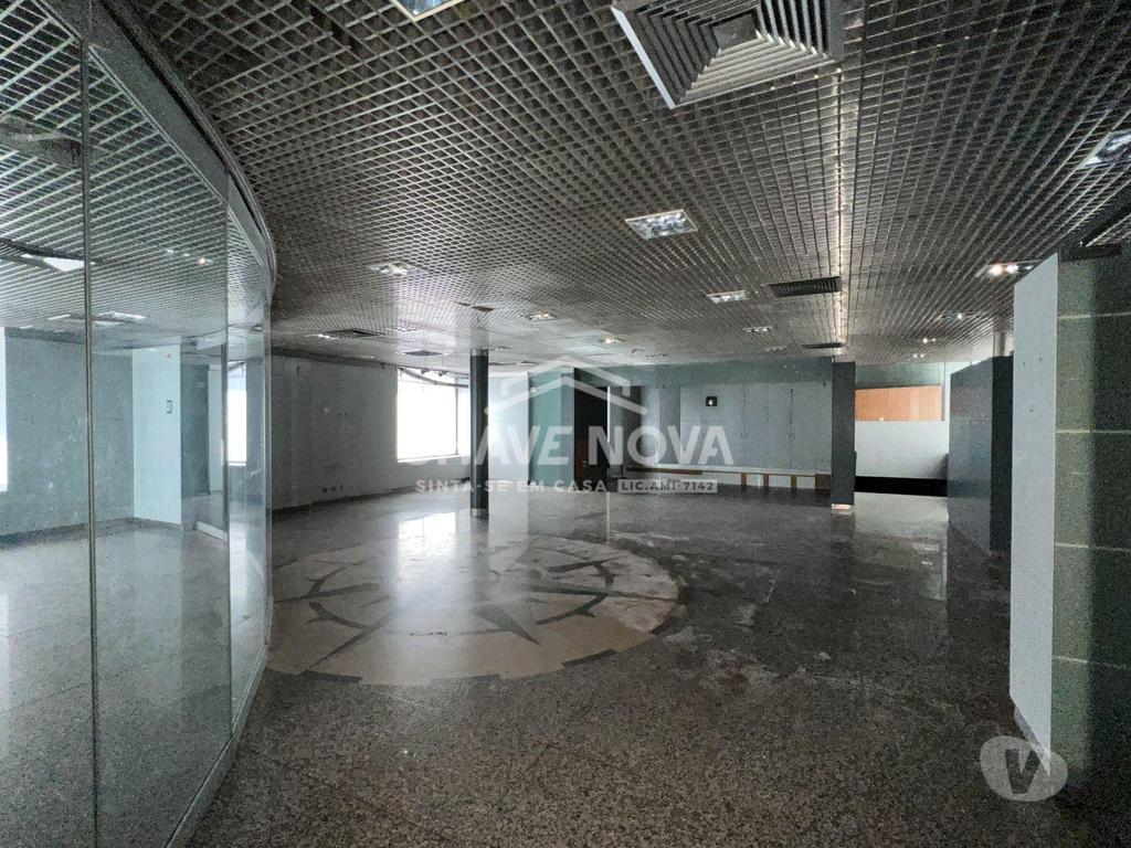 Comprar Loja Porto - Fotos para Estabelecimento Comercial de 4 frentes com 2 pisos e 3 casas...