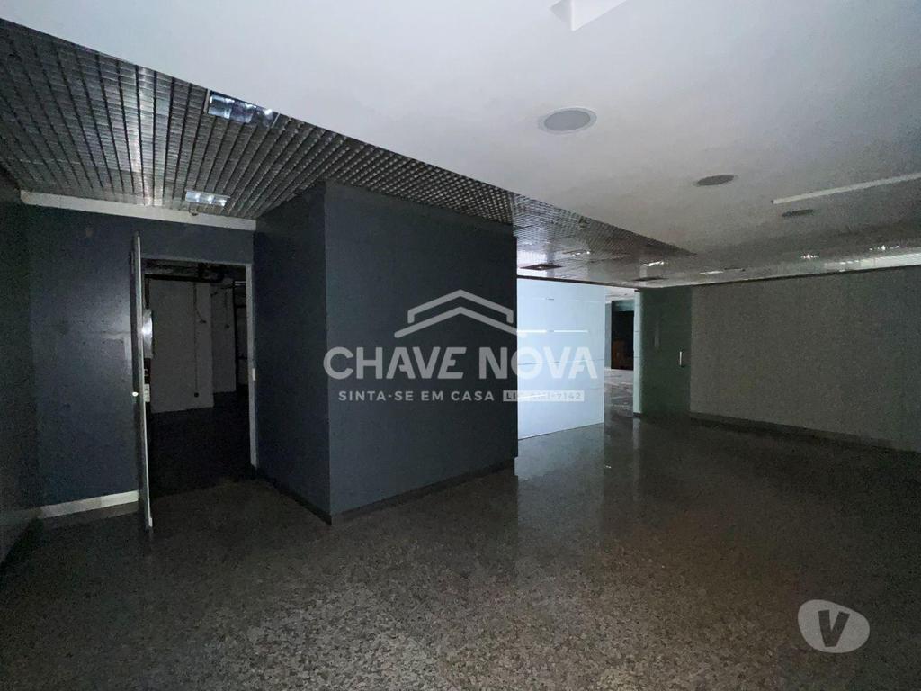 Comprar Loja Porto - Fotos para Estabelecimento Comercial de 4 frentes com 2 pisos e 3 casas...