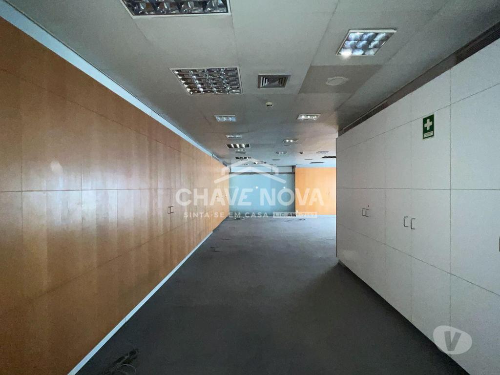 Comprar Loja Porto - Fotos para Estabelecimento Comercial de 4 frentes com 2 pisos e 3 casas...