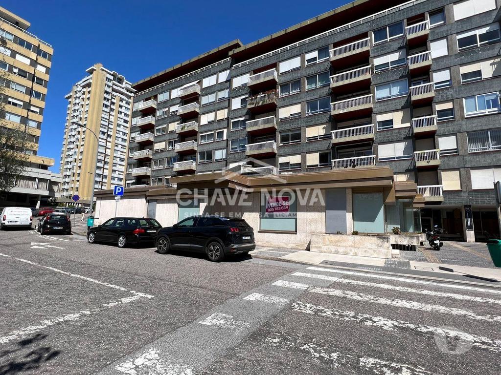 Comprar Loja Porto - Fotos para Estabelecimento Comercial de 4 frentes com 2 pisos e 3 casas...