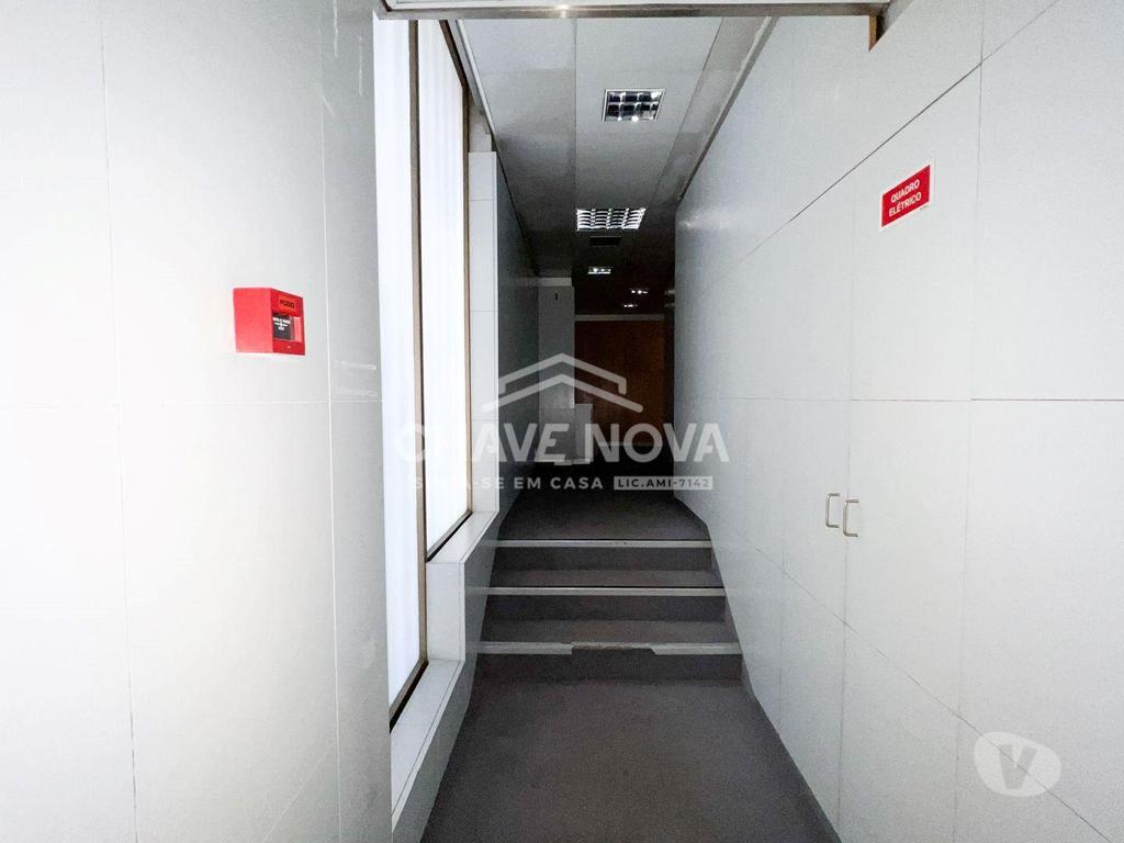 Comprar Loja Porto - Fotos para Estabelecimento Comercial de 4 frentes com 2 pisos e 3 casas...