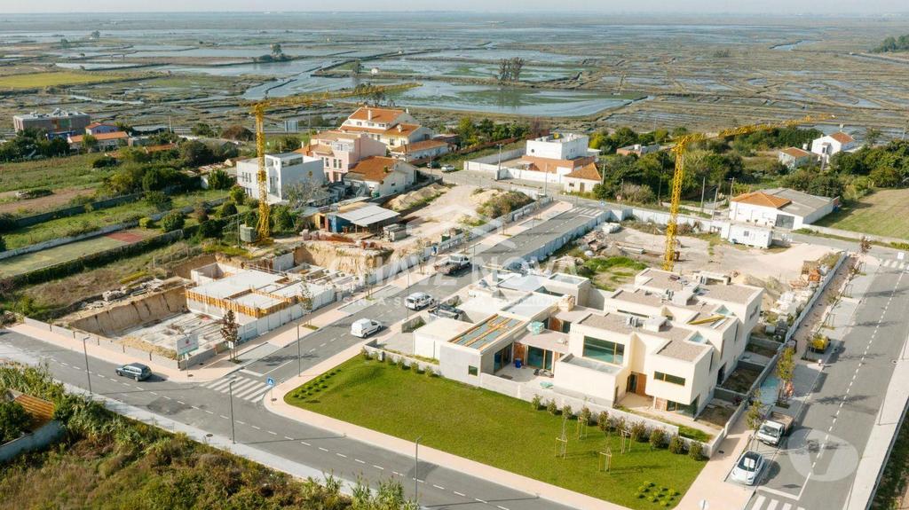 Apartamentos a venda Aveiro - Fotos para Aveiro-Moradia T4+1 nova em Bairro Familiar em Aveiro (AVR 00294)