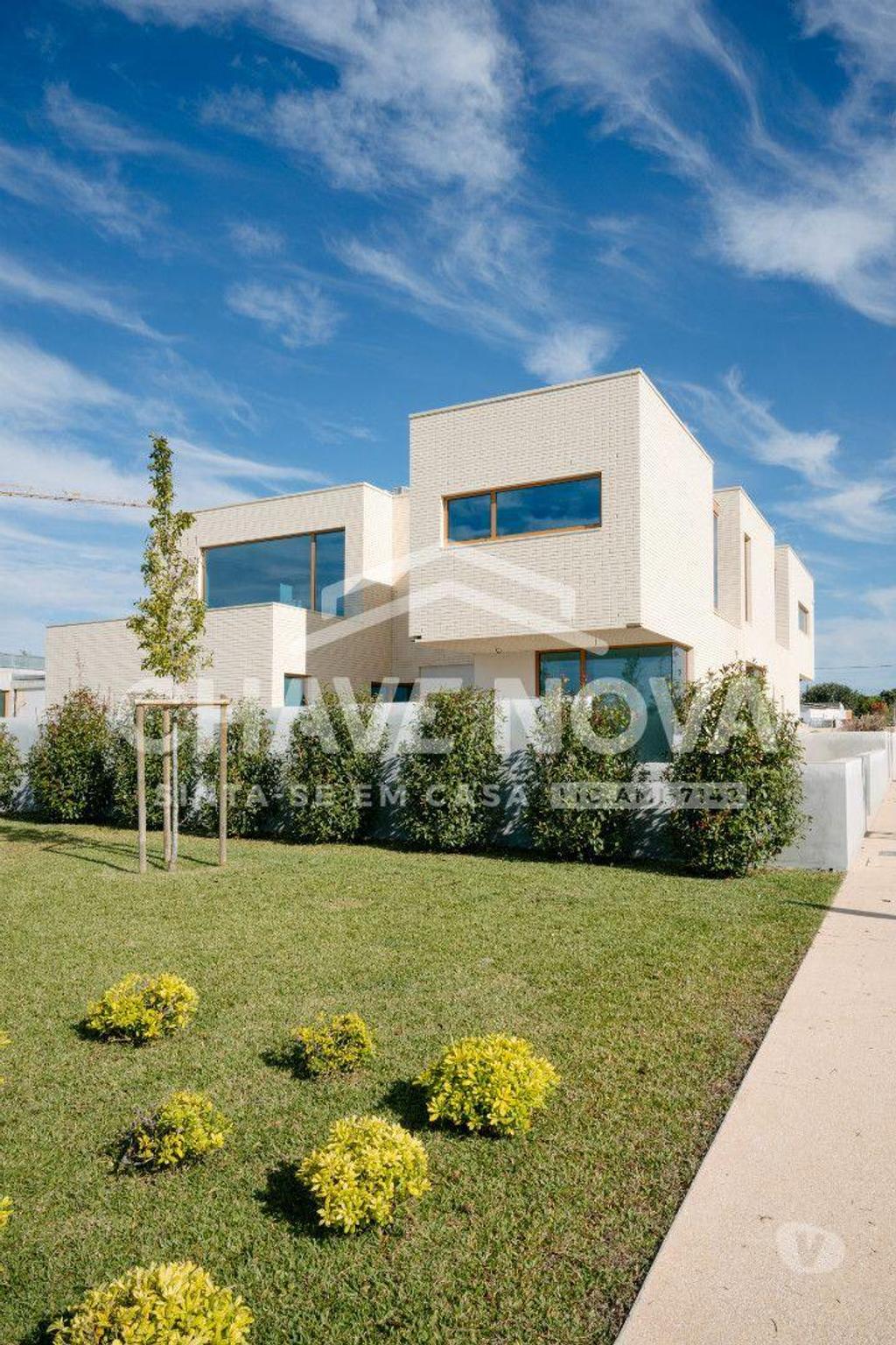 Apartamentos a venda Aveiro - Fotos para Aveiro-Moradia T4+1 nova em Bairro Familiar em Aveiro (AVR 00294)