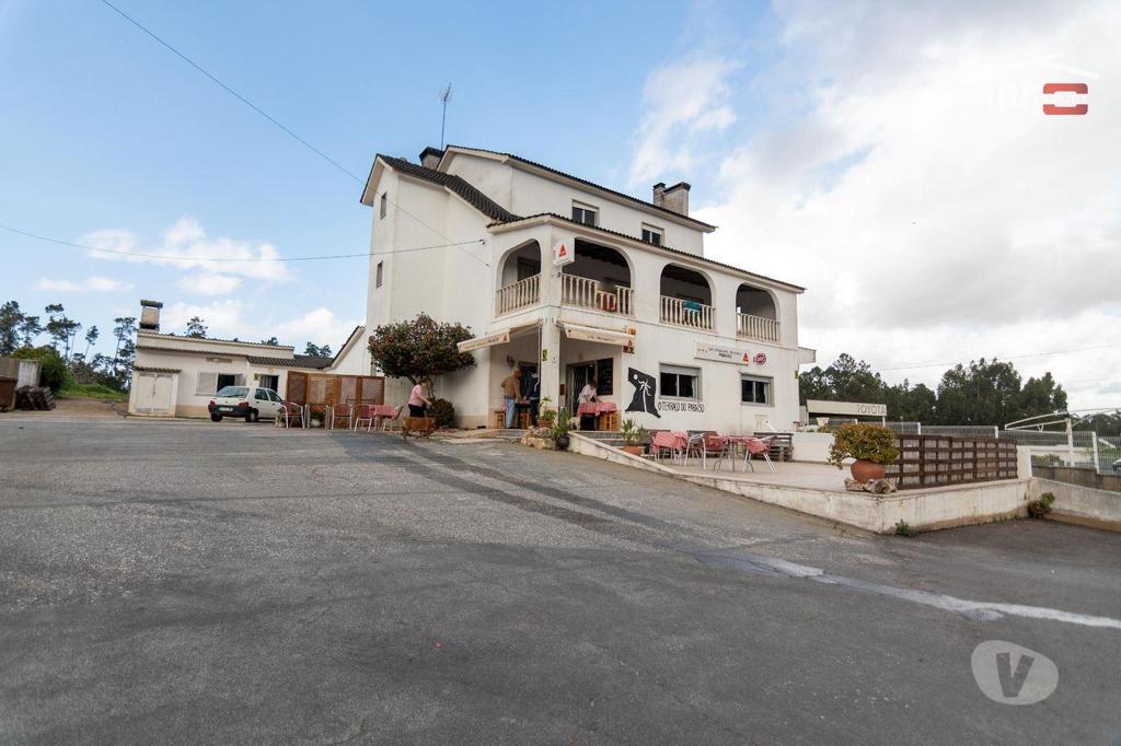 Comprar Loja Ourém - Fotos para Prédio com 2 apartamentos e um restaurante