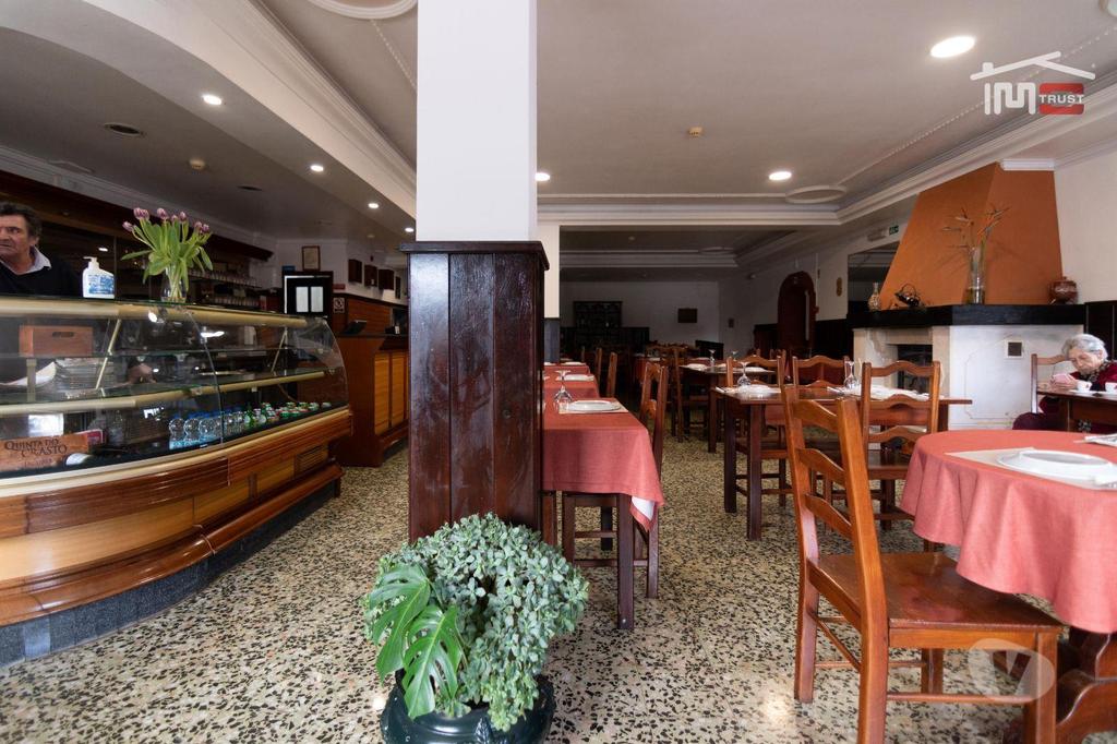 Comprar Loja Ourém - Fotos para Prédio com 2 apartamentos e um restaurante