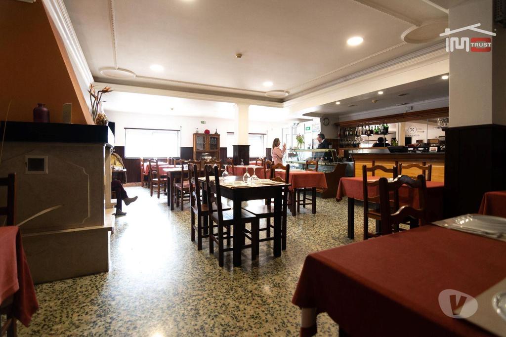 Comprar Loja Ourém - Fotos para Prédio com 2 apartamentos e um restaurante