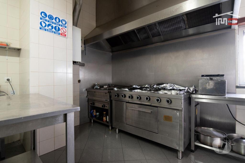 Comprar Loja Ourém - Fotos para Prédio com 2 apartamentos e um restaurante