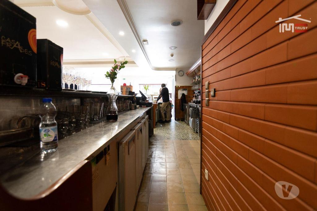 Comprar Loja Ourém - Fotos para Prédio com 2 apartamentos e um restaurante