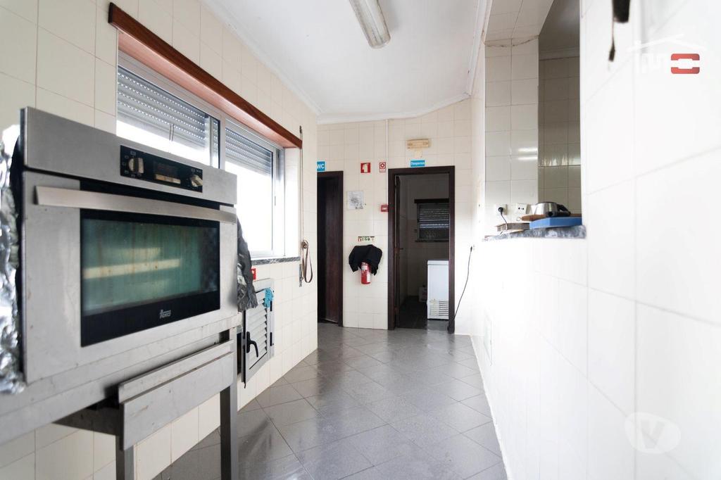 Comprar Loja Ourém - Fotos para Prédio com 2 apartamentos e um restaurante