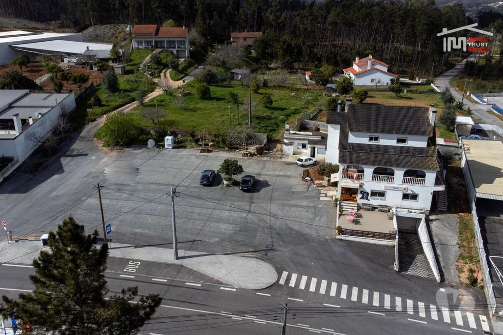 Comprar Loja Ourém - Fotos para Prédio com 2 apartamentos e um restaurante
