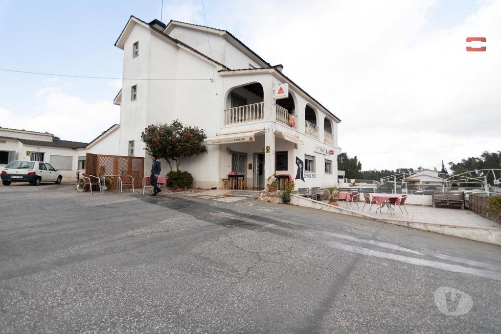 Comprar Loja Ourém - Fotos para Prédio com 2 apartamentos e um restaurante