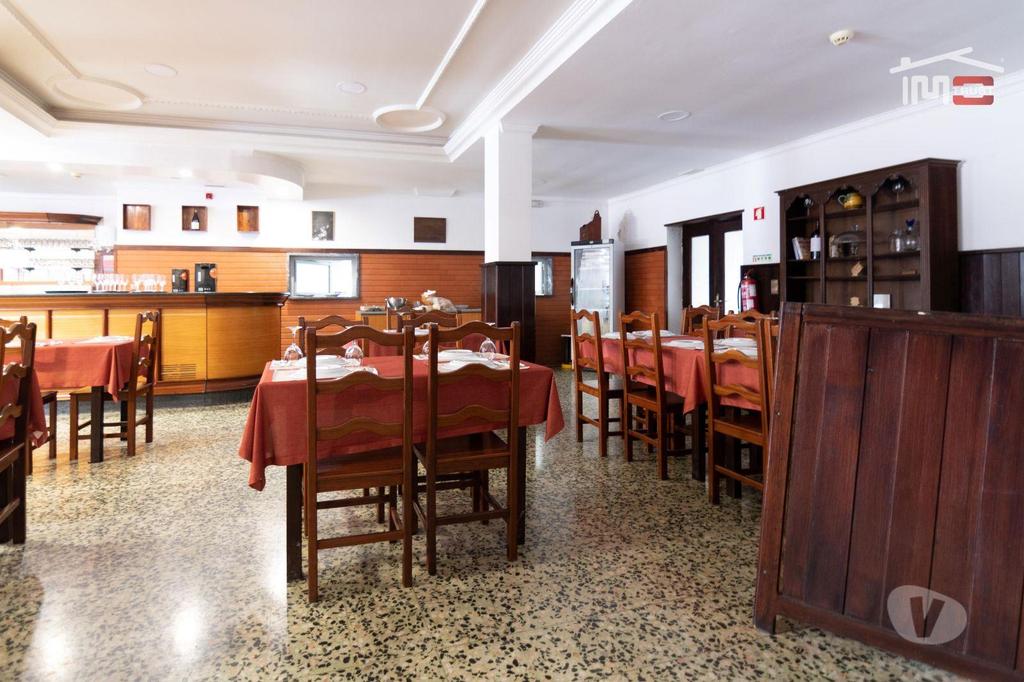 Comprar Loja Ourém - Fotos para Prédio com 2 apartamentos e um restaurante