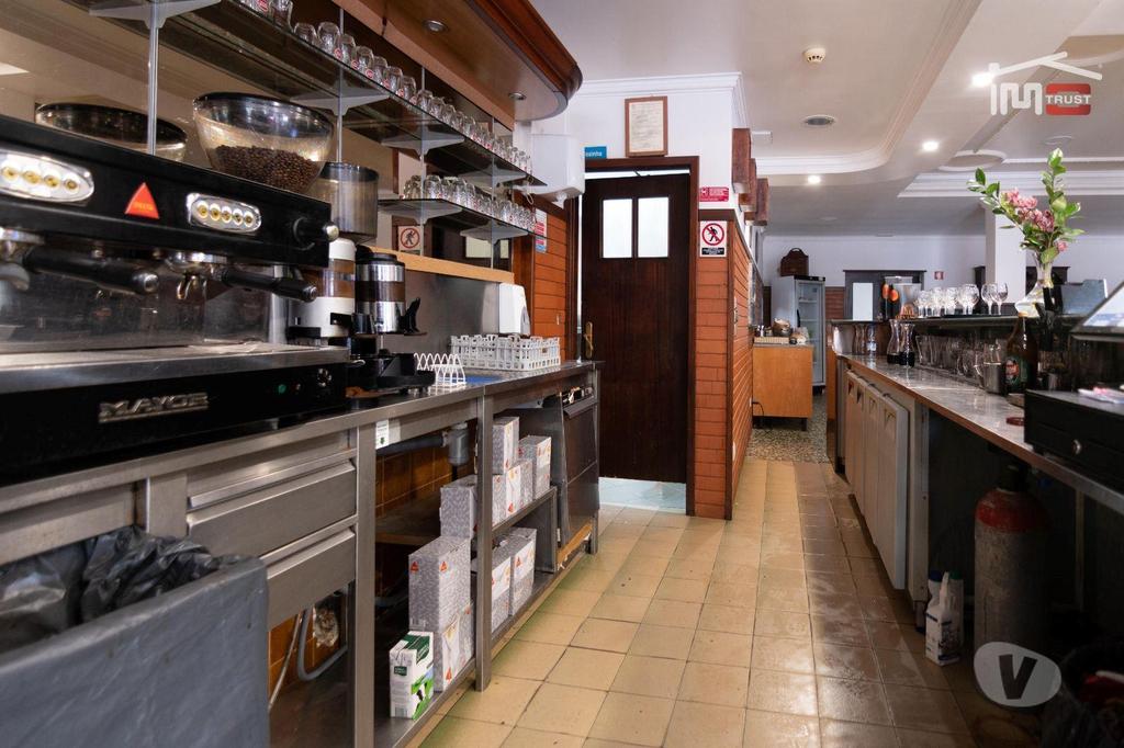 Comprar Loja Ourém - Fotos para Prédio com 2 apartamentos e um restaurante