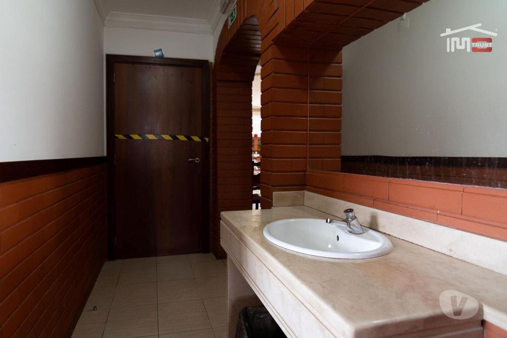 Comprar Loja Ourém - Fotos para Prédio com 2 apartamentos e um restaurante