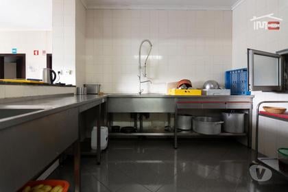 Comprar Loja - Fotos para Prédio com 2 apartamentos e um restaurante