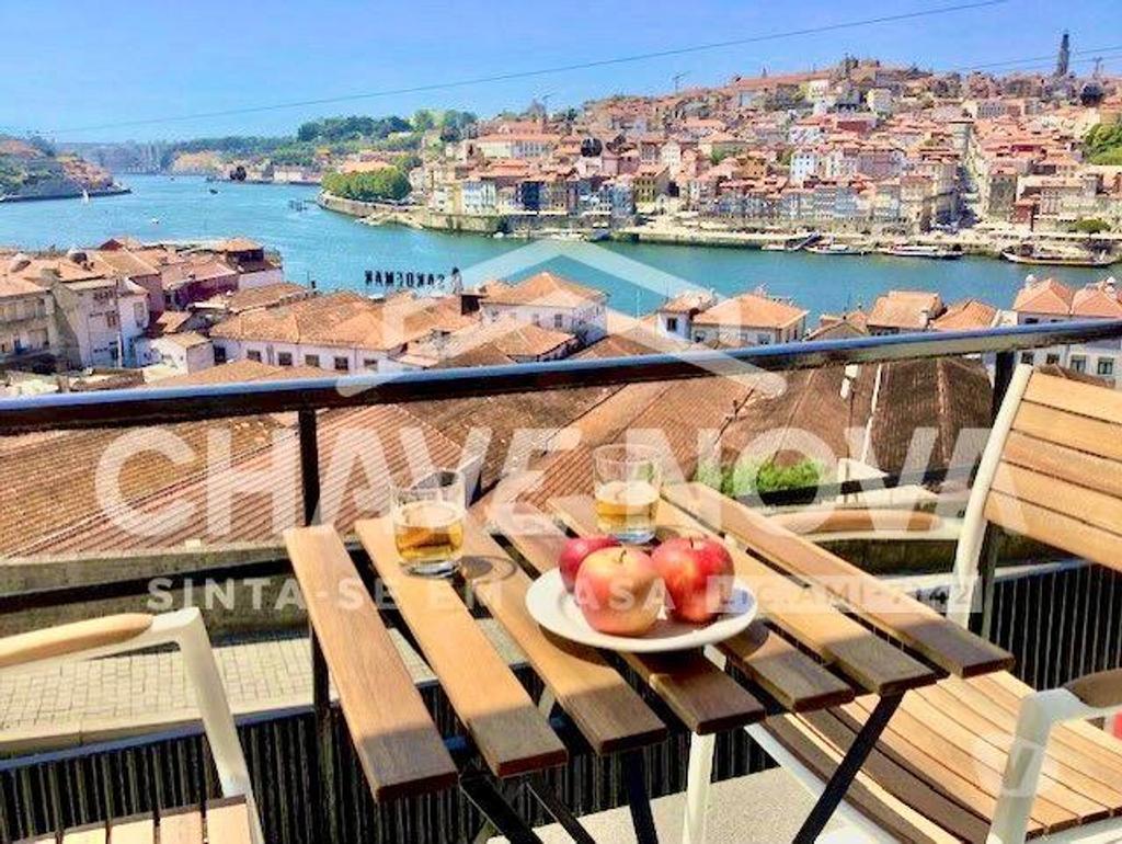 Apartamentos a venda Vila Nova de Gaia - Fotos para Apartamento T2 com Varanda Privativa e Deslumbrantes Vistas para