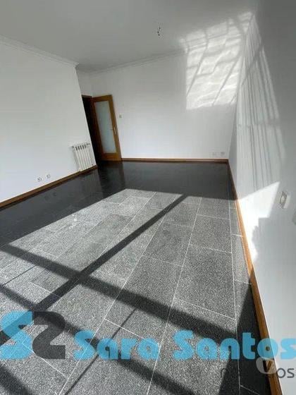 Imóveis para venda - Fotos para T2, em condomínio com piscina e jardim, na praia de Miramar-