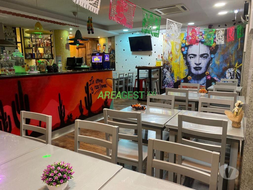 Comprar Loja Loures - Fotos para Conjunto de três lojas para venda, com rendimento Zona de...